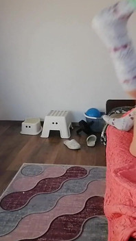 アマチュア継母は裸でヨガをし、毛深い猫、大きなお尻、巨乳をします。