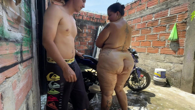 Lexly_16: Jiran saya membantu saya mencuci dan kemudian meniduri saya dengan...