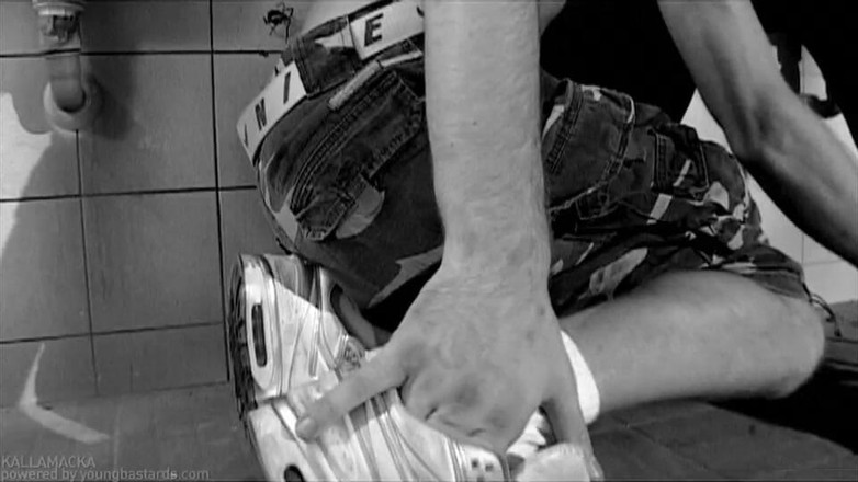 Young Bastards: 意欲的なゲイの少年が臭いチンコを受け入れる