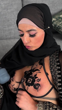 Hijabi Guesthouse Owner Finds a Vibrator and Cums
