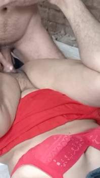 Mentre vagava, la ragazza cattiva netu viene scopata duramente da un operaio edile nel cantiere