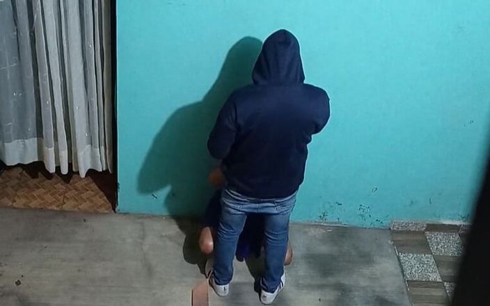 Katerine: Sorprendí a mi hermanastra con el vecino mientras está lejos