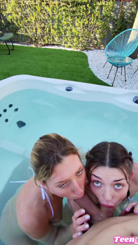 Sexy teen-freundin lädt ihre heiße blonde freundin zu einem dreier im whirlpool ein
