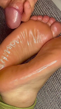 Amatör seksi yağlanmış tabanlar ve ayak parmakları
