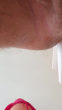 Nahaufnahme mit handschuhen beim analfisting