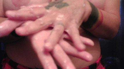 Abby Anna: โชว์มือกับโลชั่นหนักๆ