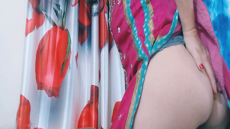 Bolly Karma: Miluji svou macechu za zády mého nevlastního otce