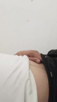 Masturbando l'ospite che ha visitato con noi.