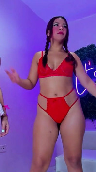 Bir grup ateşli kızın ateşli yoğun oral seksi seansı