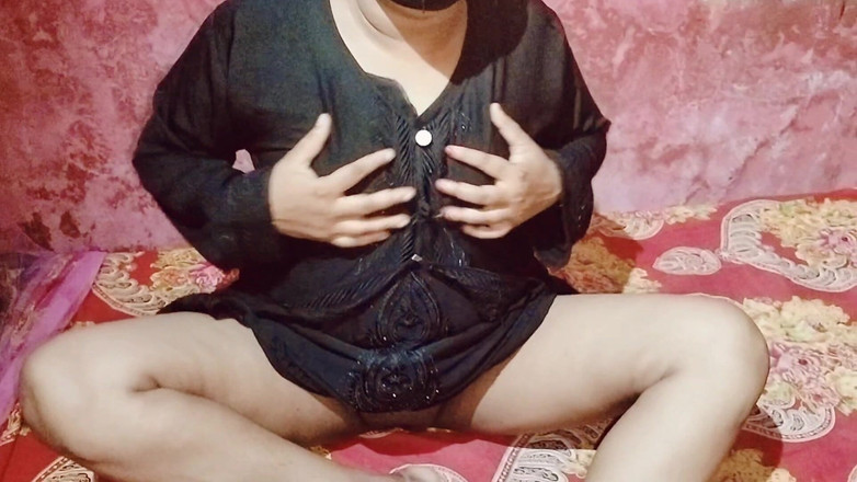 Bd-Hot-Couple: 我的继兄弟发现我一个人，操了我，然后他把他的阴茎放在我体内。