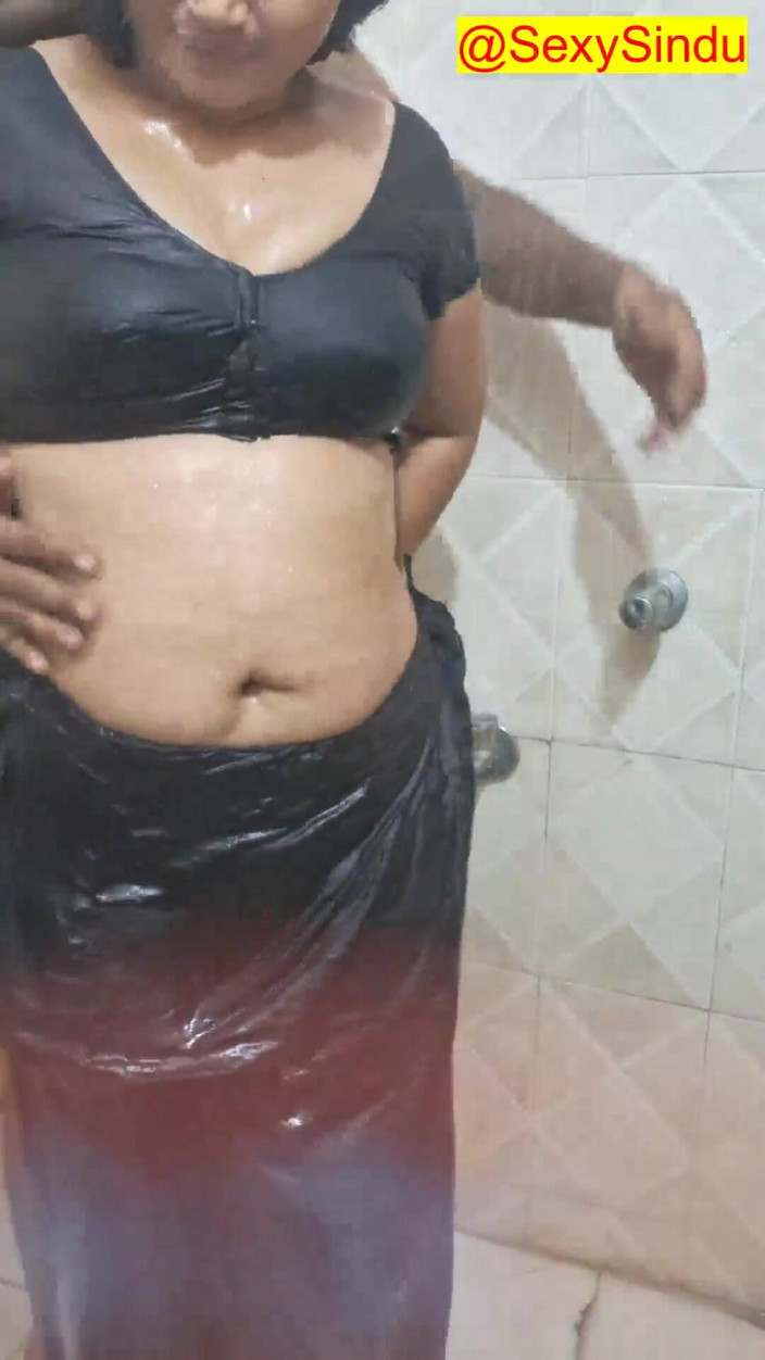 Sexy sindu: ภรรยา MILF ชาวอินเดียอาบน้ำในชุดส่าหรี