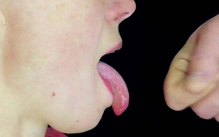 Anna &amp; Emmett Shpilman: Thổi kèn gợi cảm và xuất tinh vào miệng. Close-up