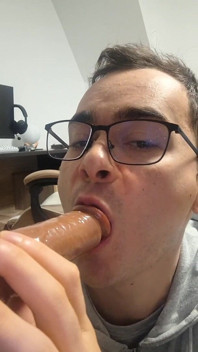 Chłopak z college'u ssie kutasa ojczyma, aż spuści się w usta (dildo)