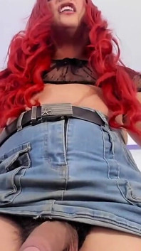 Kolumbijka transpłciowa Aline masturbuje się swoim dużym białym penisem, pokazując stopy w nylonowych pończochach