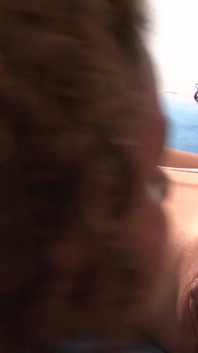Pelirroja y ébano en escena lésbica caliente