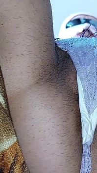 Sexy MILF probiert höschen an. Eine haarige MILF beobachten, behaarte muschi, dicke titten, dicker arsch.