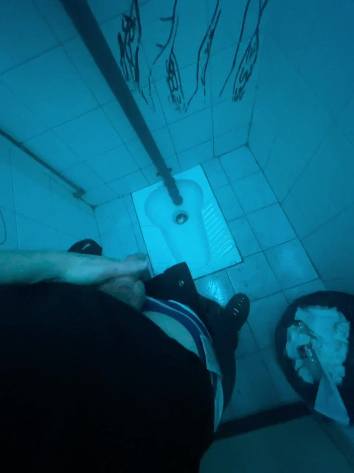 AmateurBoysPissing: 다른 종류의 공중 화장실에서 오줌 싸는 아마추어 모음집