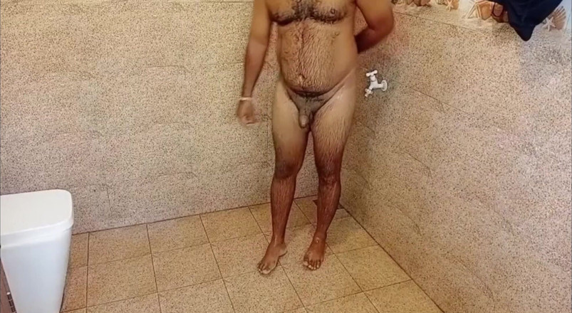 SLXXStudio: Istri dientot di kamar mandi sama suami dan temannya