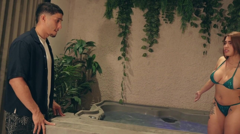 MilanRodriguez: Târfa Îl Convinge Pe Tehnician De Jacuzzi În Bikini Să Facă Sex