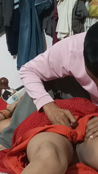 방에서 의붓아들과 섹스하는 배다른 여동생