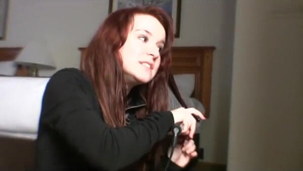 Femdom Sex: Une nana rousse amateur suce une bite bien dure en...