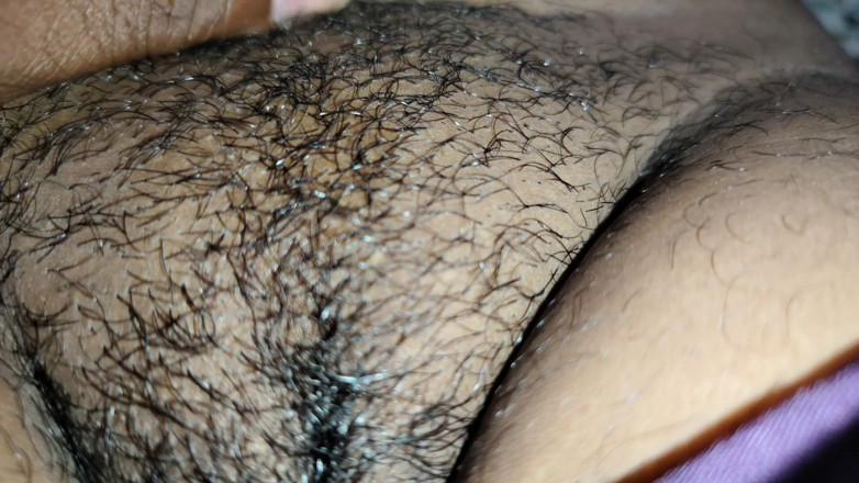 Pushpa studio: Une femme au foyer tamoule partage son lit avec son...