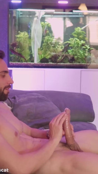 Mamă sexy țâțoasă Merce Palau stă pe pula acestui tip și îl lasă să ejaculeze pe țâțele ei