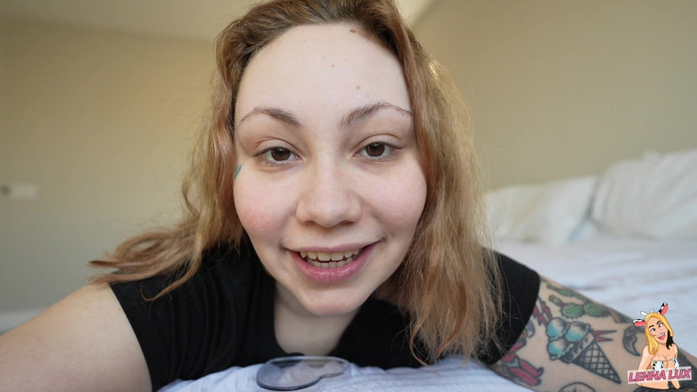 Lenna Lux: Obryně ti strčí do zadku