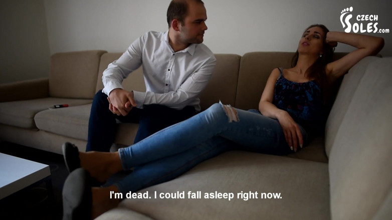 Czech Soles - foot fetish content: An einem heißen tag ihre strumpfhose riechen