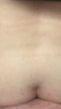 Elle me suce la bite dans les toilettes