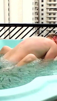 Al aire libre jacuzzi mierda grandota con peludo arbusto 2
