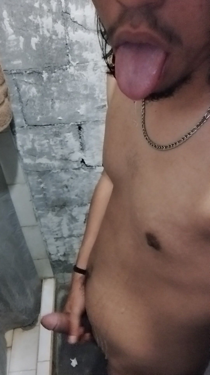 AlexAlejandro13: Ich sabbere meinen ganzen Bauch, weil ich nackt bin