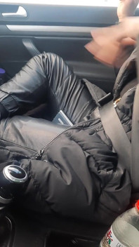 Великі губи курять у шкіряних штанях автомобіля