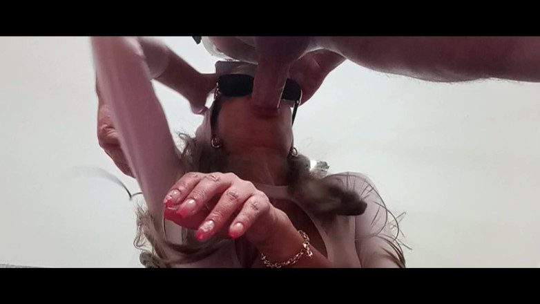 LauraOnHeels: Blowjob von blonder MILF und Sonnenbrille mit riesigem Throatpie