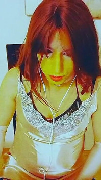 สาวแต่งหญิงสุดฮอต: แต่งตัวด้วยกลิตเตอร์ ดูหนังโป๊และสัมผัสฉัน