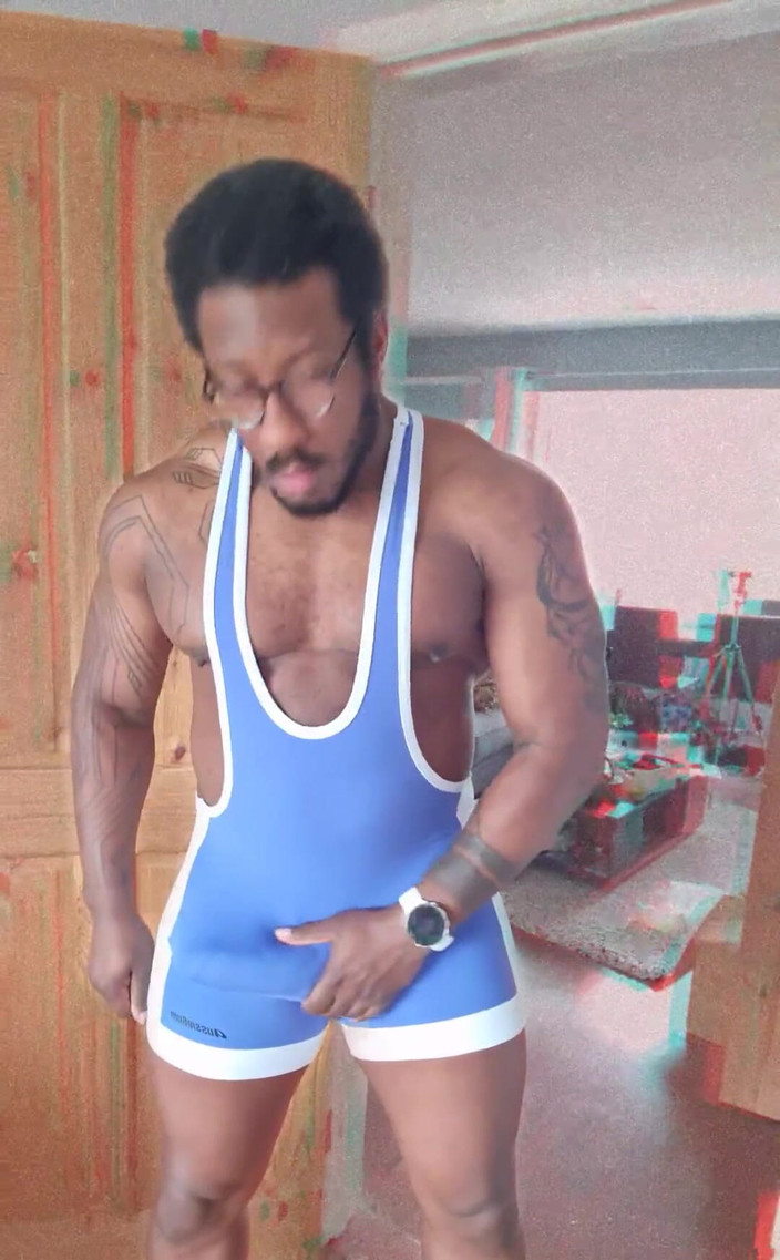 Amadeus: Я думаю, що мені зараз подобається синій, робить опуклість виглядати великою