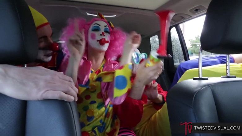 Twisted Visual: หนุ่มเอเชียโชคดีโดน Clownbang