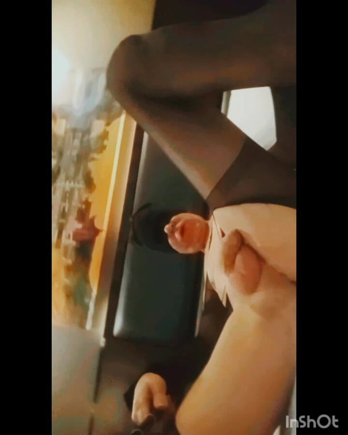 Ivykinky69: Ngentot karl di kamar mandi dan muncrat. di mulut