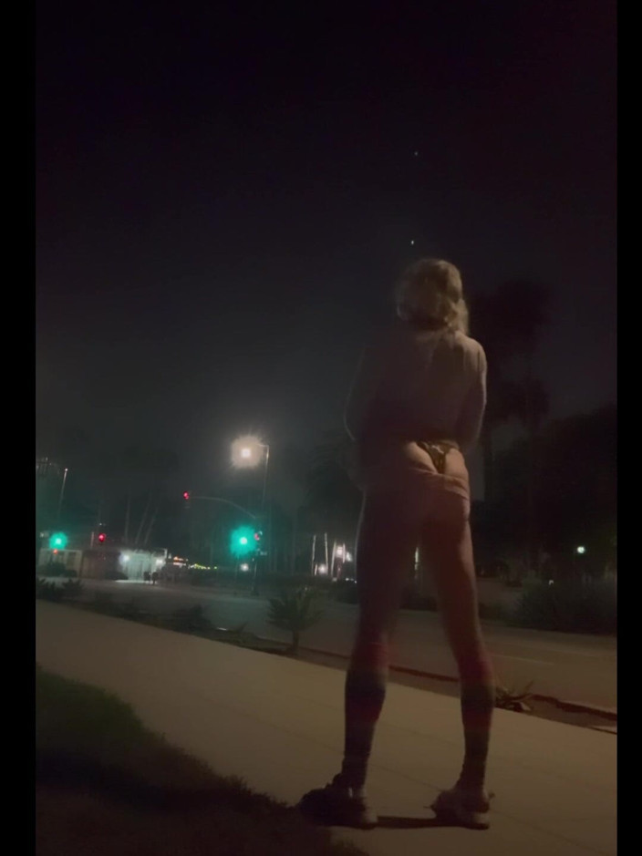 CindieLove: Street Walking Public Sissy Dziwka Stringi Pokazano