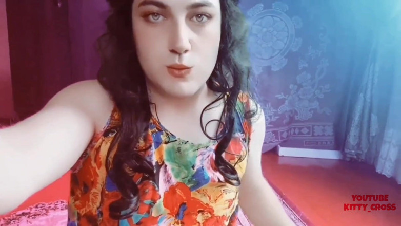 Kitty_Cross: Blonde MILf im blumenvollen kleid, heißer hintern transvestã¤t kitty model...