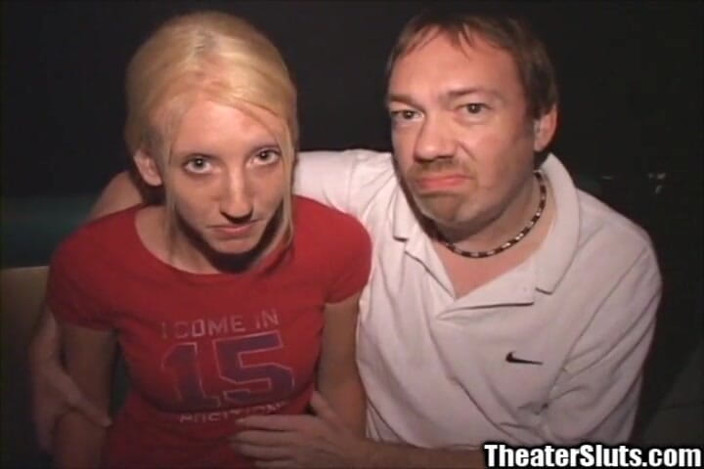 Theater Sluts: レールシンブロンド - コックギャングバン - タイトな穴の中のLotsaペニス