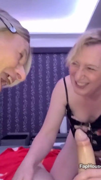 Grote pik Dilf en kleine pik mietje pov dubbel pijpbeurtplezier