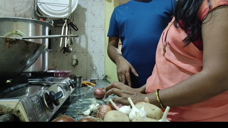 Mumbai Ashu: Um garoto com duas menina, Mumbai Ashu Champa e Raja