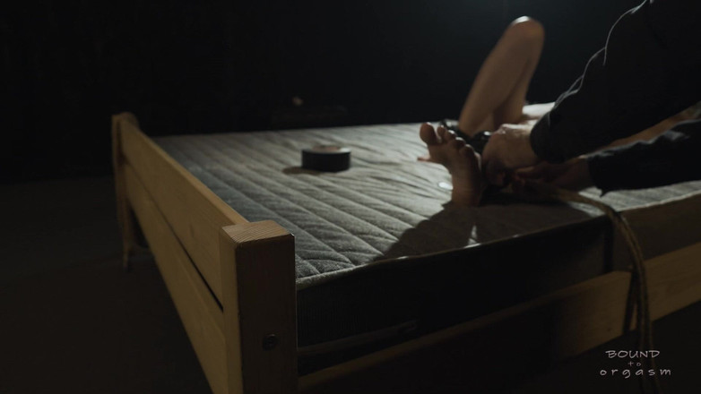 Bound to Orgasm: Amy Douxxx Gefesselt Auf Dem Bett
