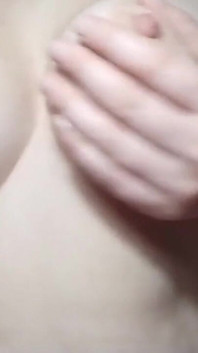 Tetona milf se masturba sus pezones rosas y grandes tetas - grandes tetas solo - impresionante masturbación en solitario