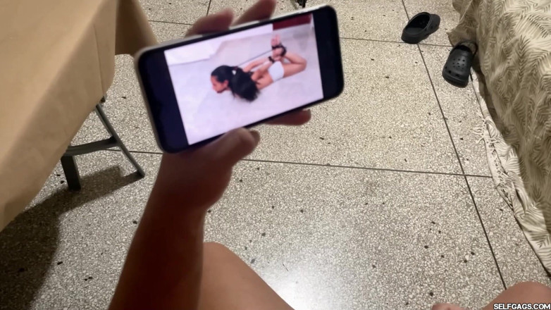 Selfgags femdom bondage: Bağlı erkek arkadaş bağlı kızın boğuşmalarını izlerken mahvoluyor
