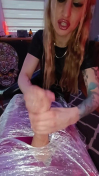 Dominatrix làm công việc tay với nô lệ của cô ấy và làm cho anh ta phát điên lên cực khoái với rất nhiều tinh trùng