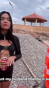 Une femme baise l’ouvrier parce que son mari est allé avec ses amis