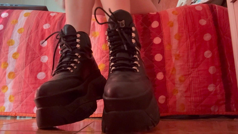 LDBMistress: Adulmecă-mi cizmele, Piggy