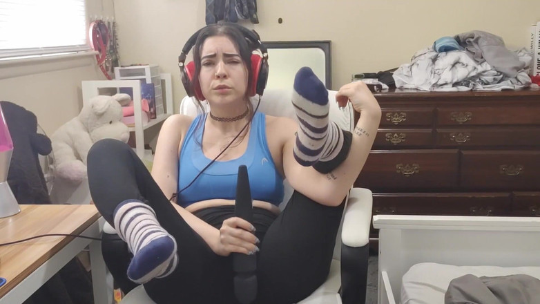 lilredvelvettt: Gozando para a música usando fones de ouvido